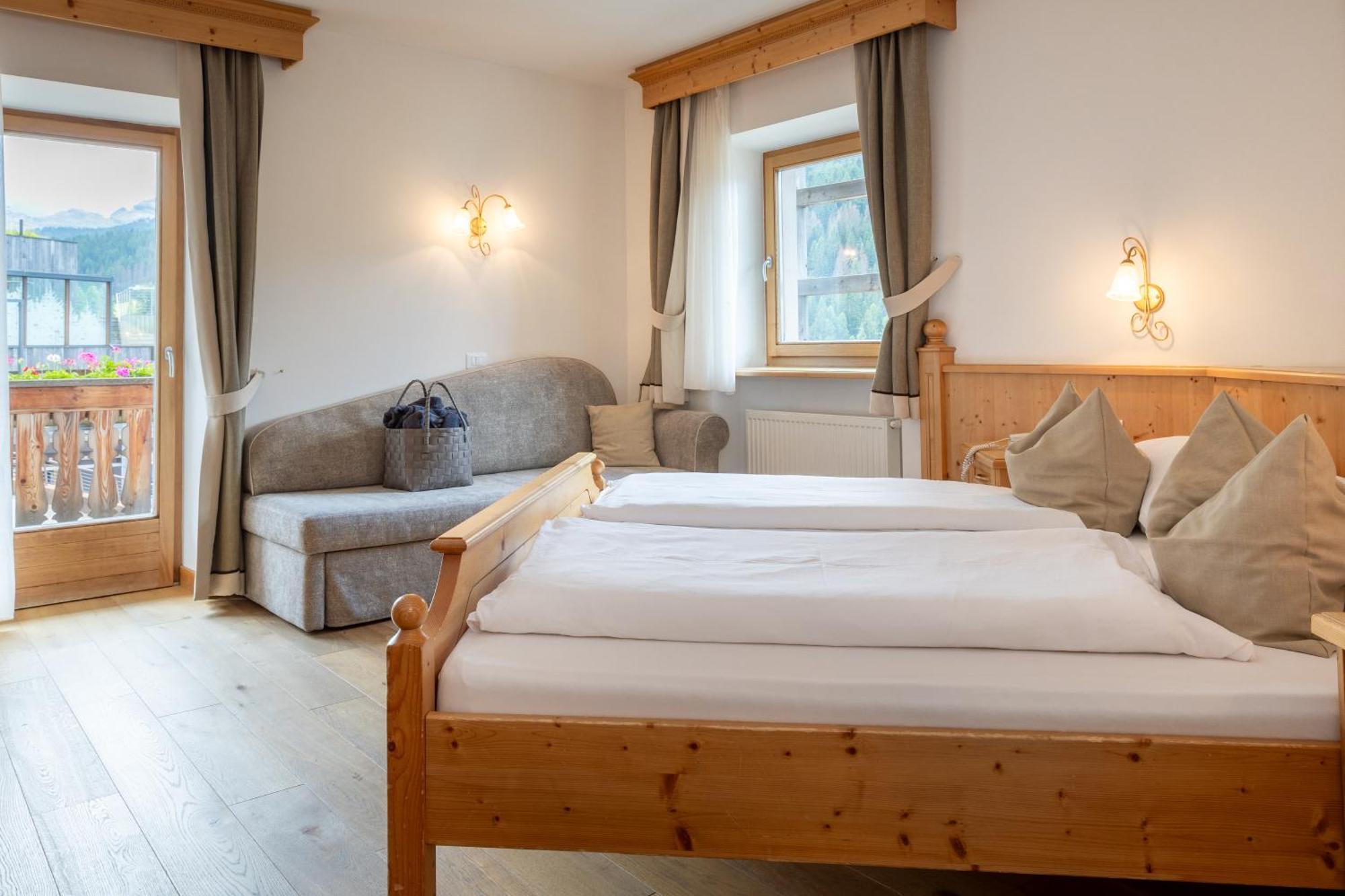 Hotel Luech Da Pcei à San Cassiano  Extérieur photo