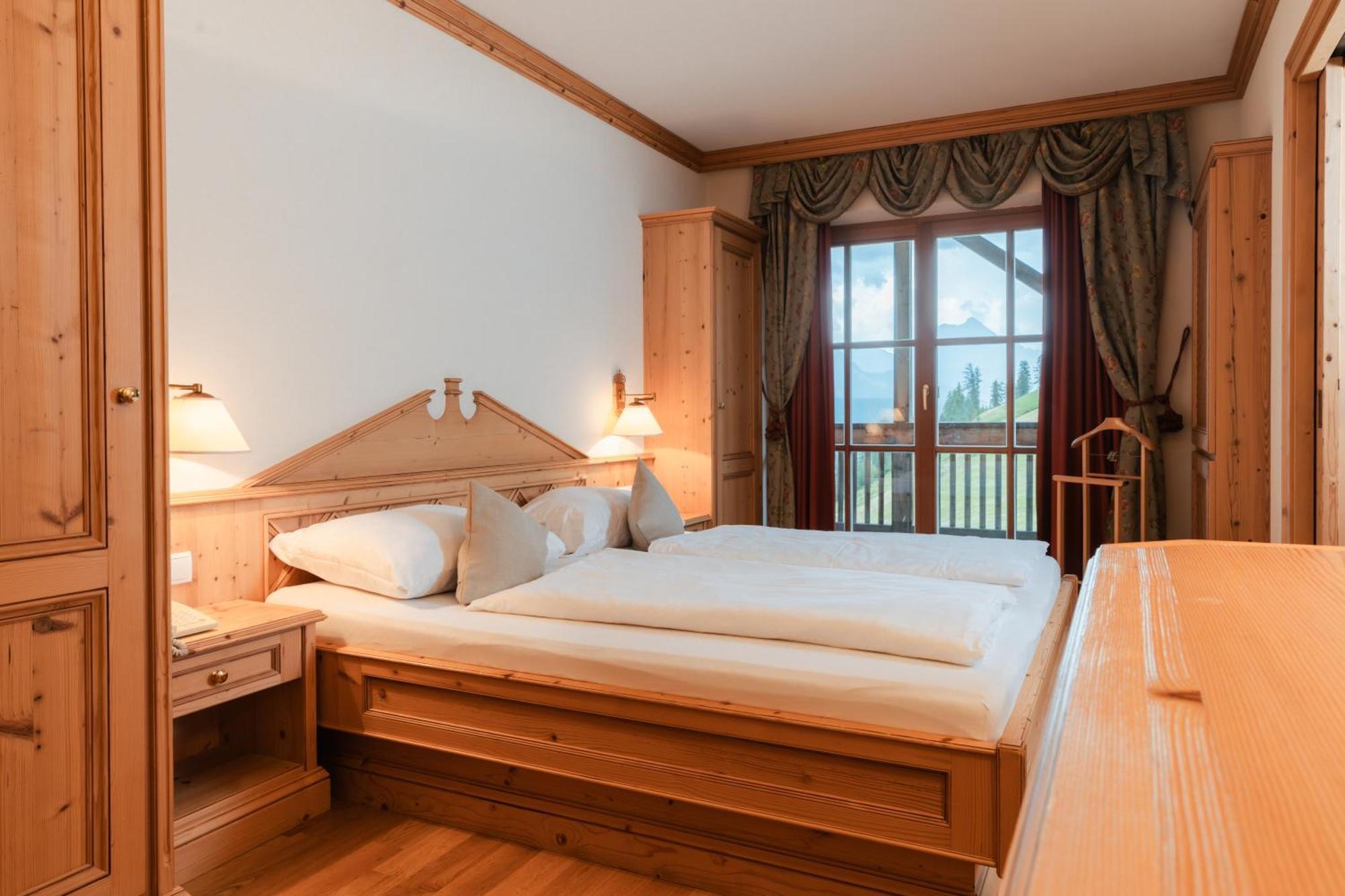 Hotel Luech Da Pcei à San Cassiano  Extérieur photo