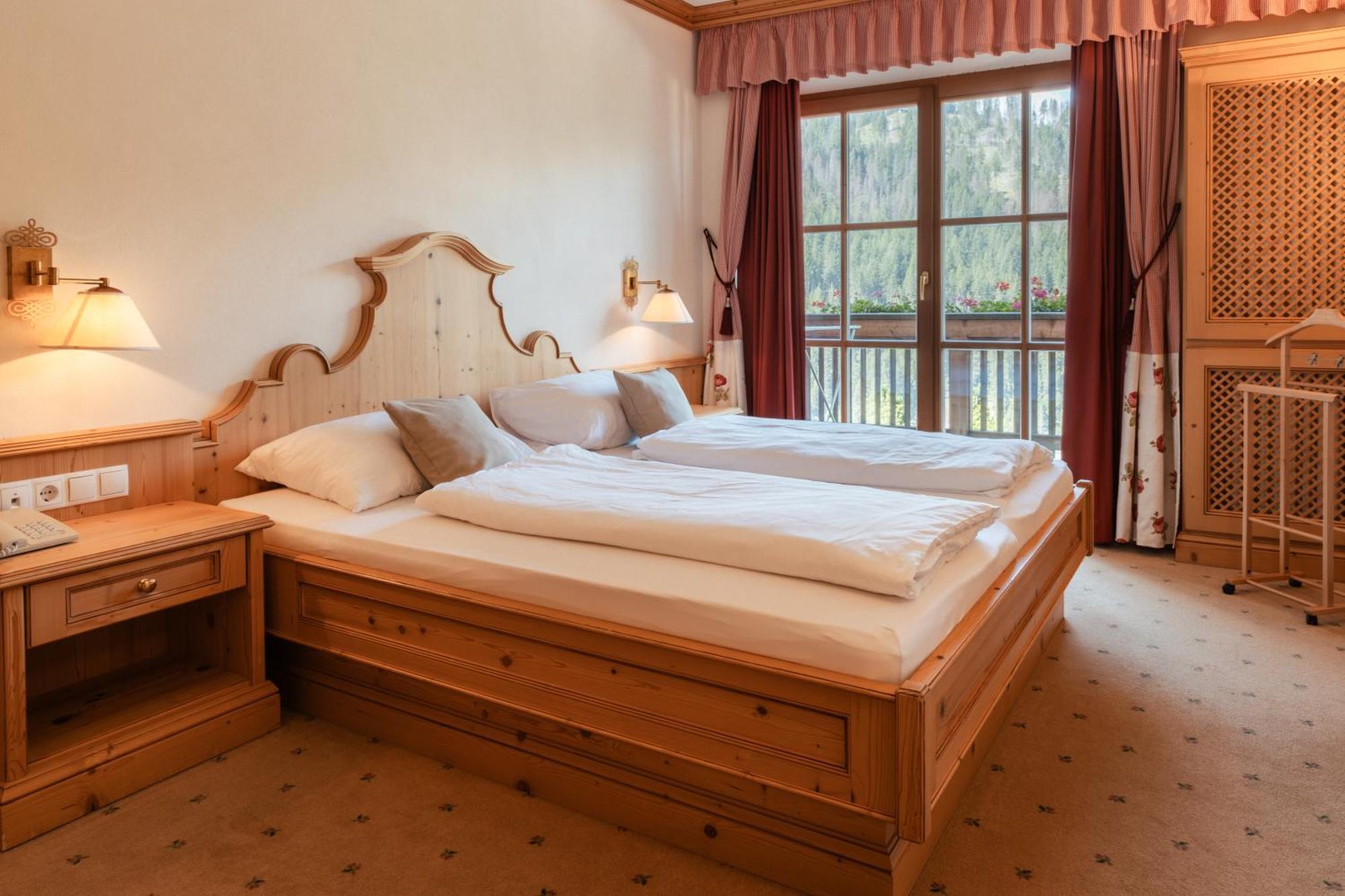 Hotel Luech Da Pcei à San Cassiano  Extérieur photo